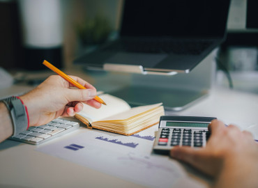 долг по ЖКХ списали с карты: законно ли это и что делать в 2026 - фото - 1